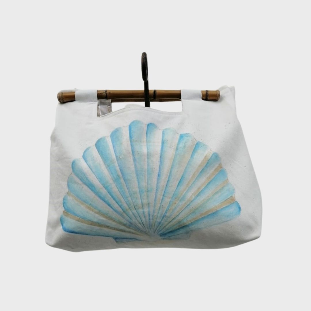 Cartera de Playa o de Verano, Pintada a Mano - Color Blanca con Diseño de Concha de Mar
